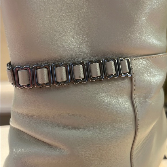 Cream Heeled Leather Boots with Chunky Heel and Sleek Design - Picture 10 of 16